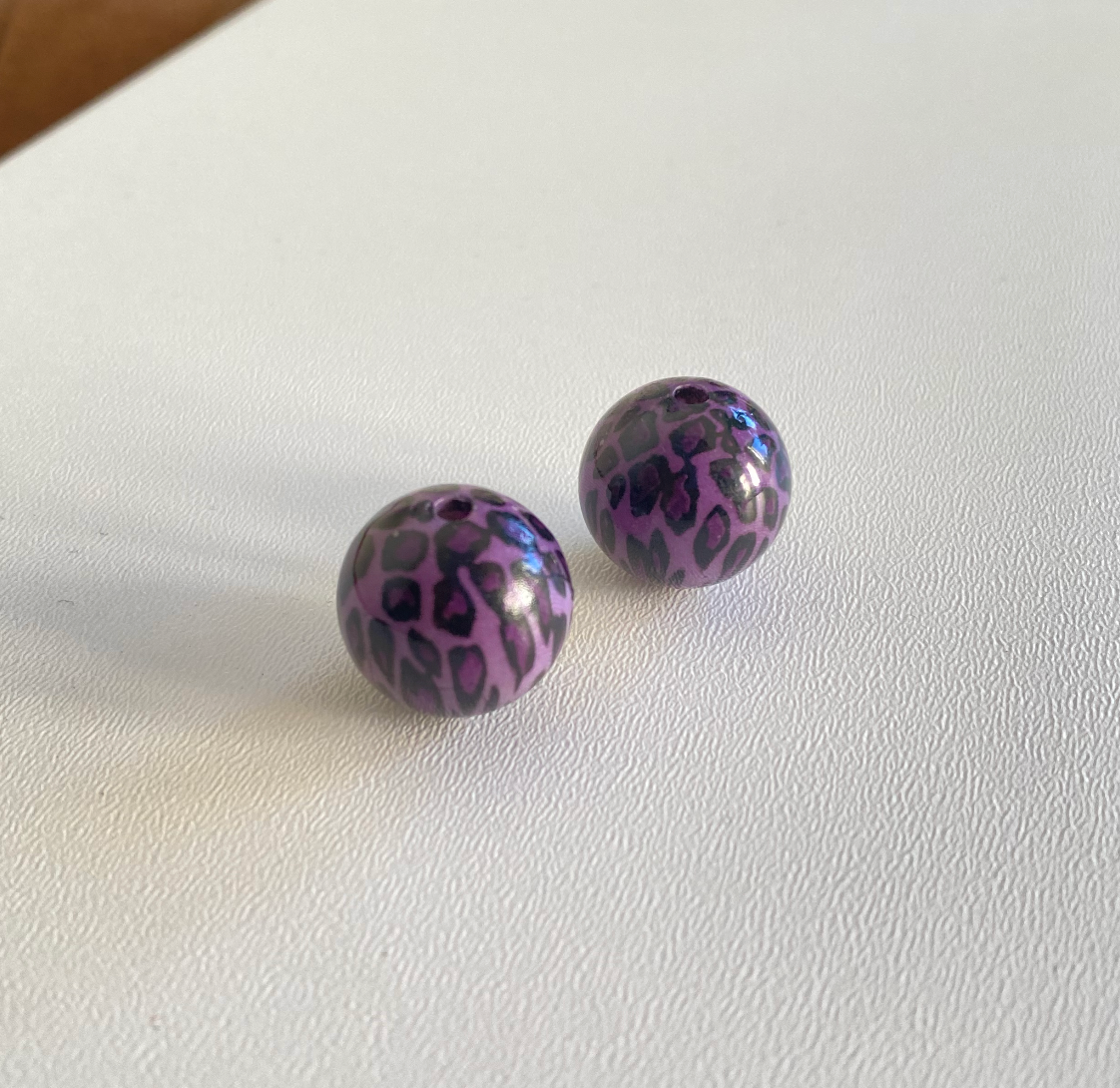 CUENTAS ACRÍLICAS ANIMAL PRINT MORADO